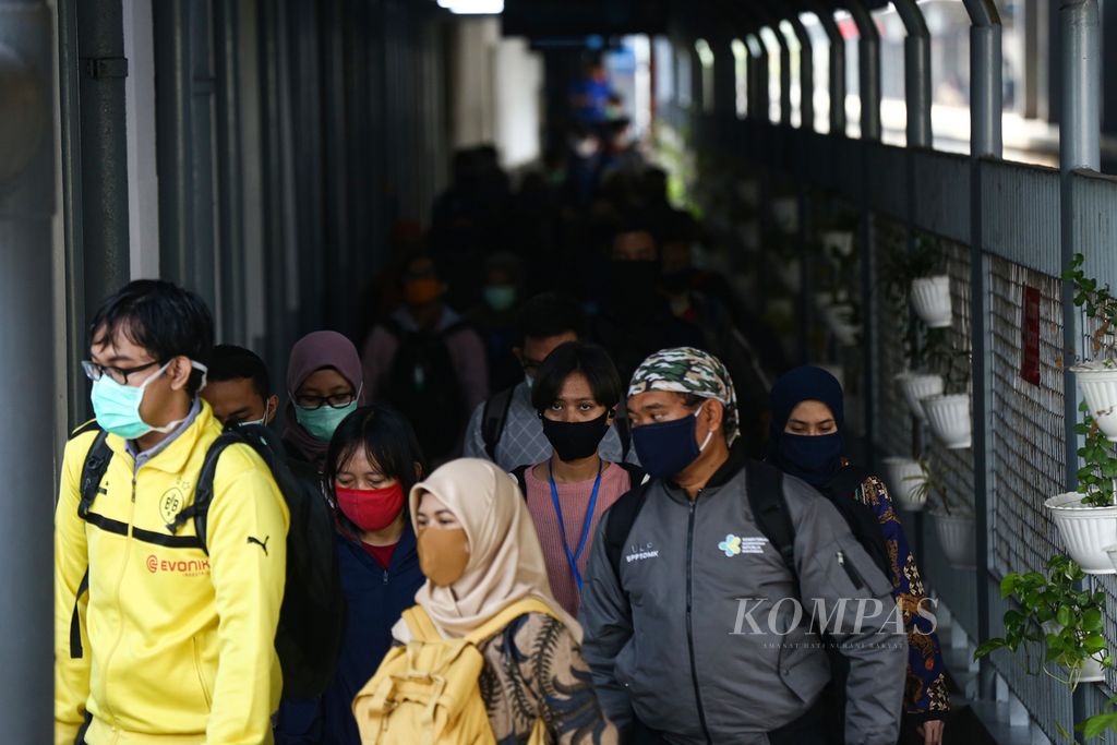 Penumpang kereta komuter seluruhnya mengenakan masker saat tiba di Stasiun Sudirman, Jakarta Pusat, Rabu (15/4/2020). 