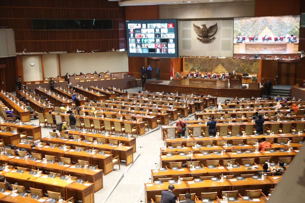 Anggota DPR mengikuti rapat paripurna di Kompleks Parlemen, Senayan, Jakarta, Selasa (18/1/2022). DPR mengesahkan Rancangan Undang-Undang (RUU) Tindak Pidana Kekerasan Seksual sebagai RUU Inisiatif DPR dan RUU Ibu Kota Negara menjadi undang-undang.