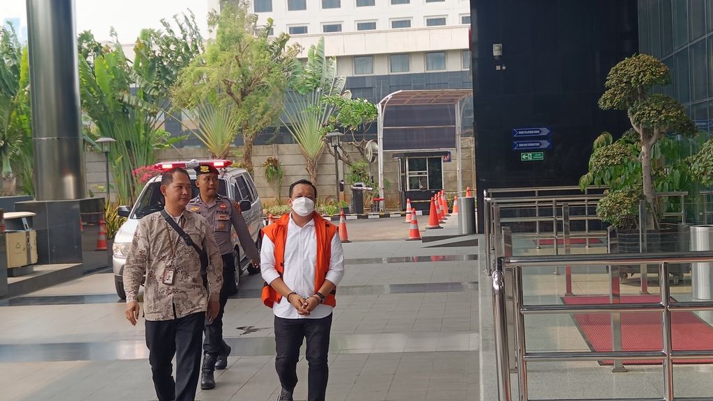 Direktur Alat dan Mesin Pertanian Kementerian Pertanian Muhammad Hatta dengan mengenakan rompi oranye berjalan menuju Gedung Merah Putih Komisi Pemberantasan Korupsi, Jakarta, Selasa (24/10/2023).