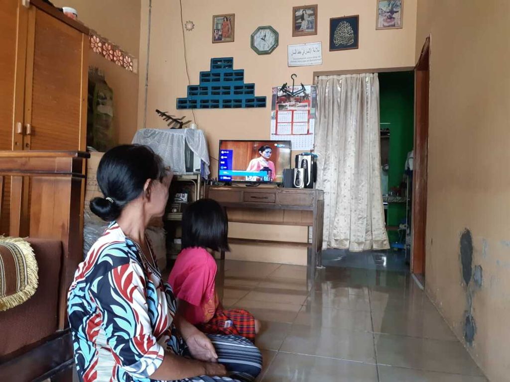 Ilustrasi warga sedang menonton siaran televisi. 