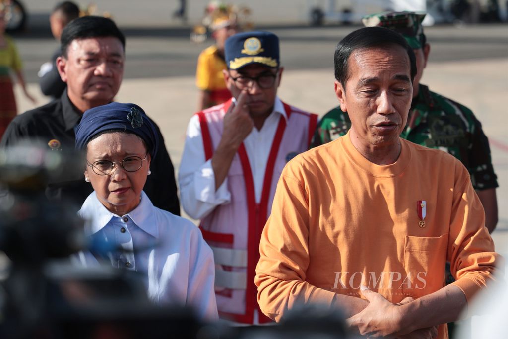 President Joko Widodo accompanied by Minister of Foreign Affairs Retno P Marsudi gives a statement to journalists at Komodo Airport, Labuan Bajo, West Manggarai, East Nusa Tenggara, Sunday (7/5/2023). The President went to Labuan Bajo to check final readiness ahead of the 42nd ASEAN Summit (Summit) on 9-11 May 2023.