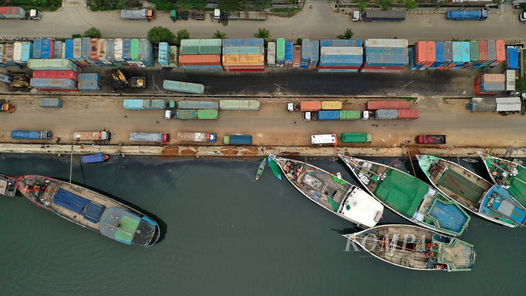 Foto udara aktivitas pengangkutan barang di kawasan Pelabuhan Sunda Kelapa, Jakarta Utara, Rabu (15/2/2023). 