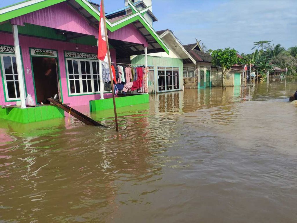 Banjir merendam sejumlah rumah di Desa Tumbang Nusa, Kecamatan Katingan Tengah, Kabupaten Katingan, Minggu (7/8/2022).