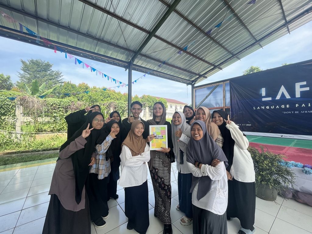 The Flutter Project team visited the Baznas Cendekia School in Bogor in July 2023.