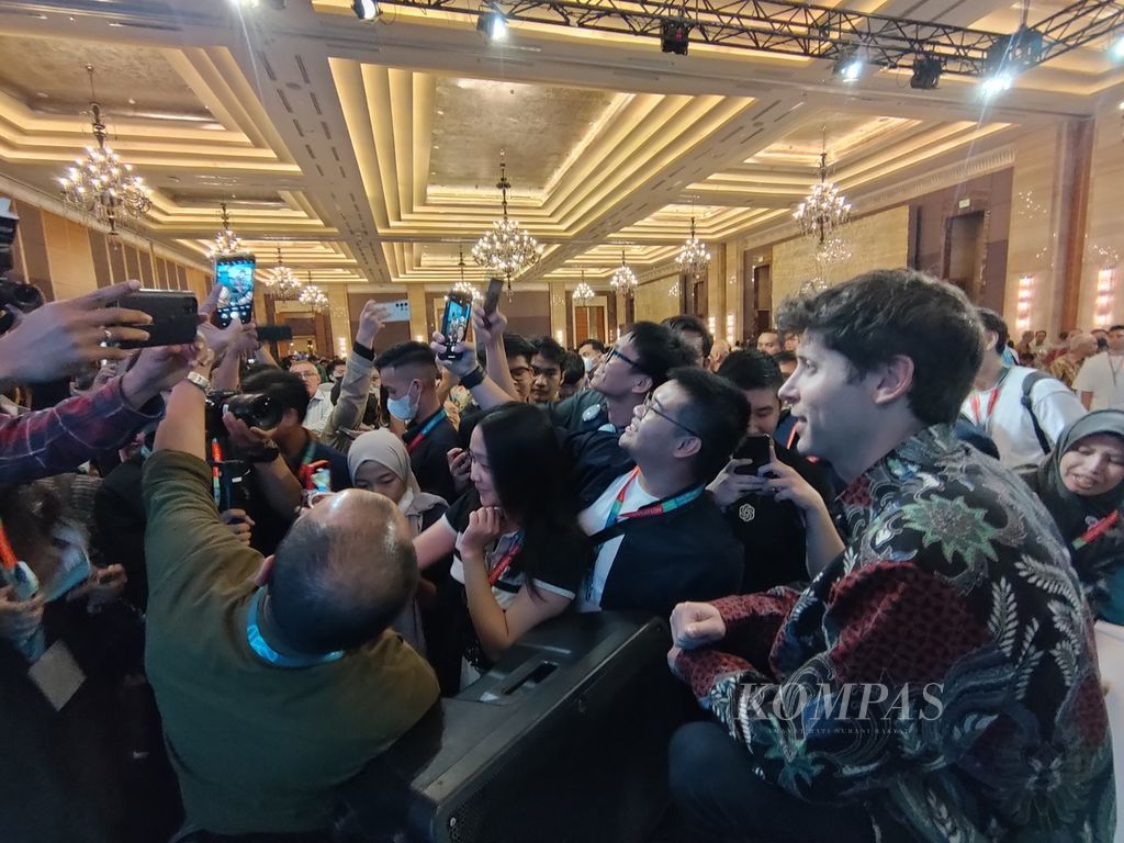 CEO OpenAI Sam Altman (kanan) berswafoto dengan hadirin acara "Conversation with Sam Altman di Hotel Indonesia Kempinski Jakarta pada Rabu (14/6/2023). Dalam acara ini, Altman memberikan pendapatnya tentang pengembangan AI.