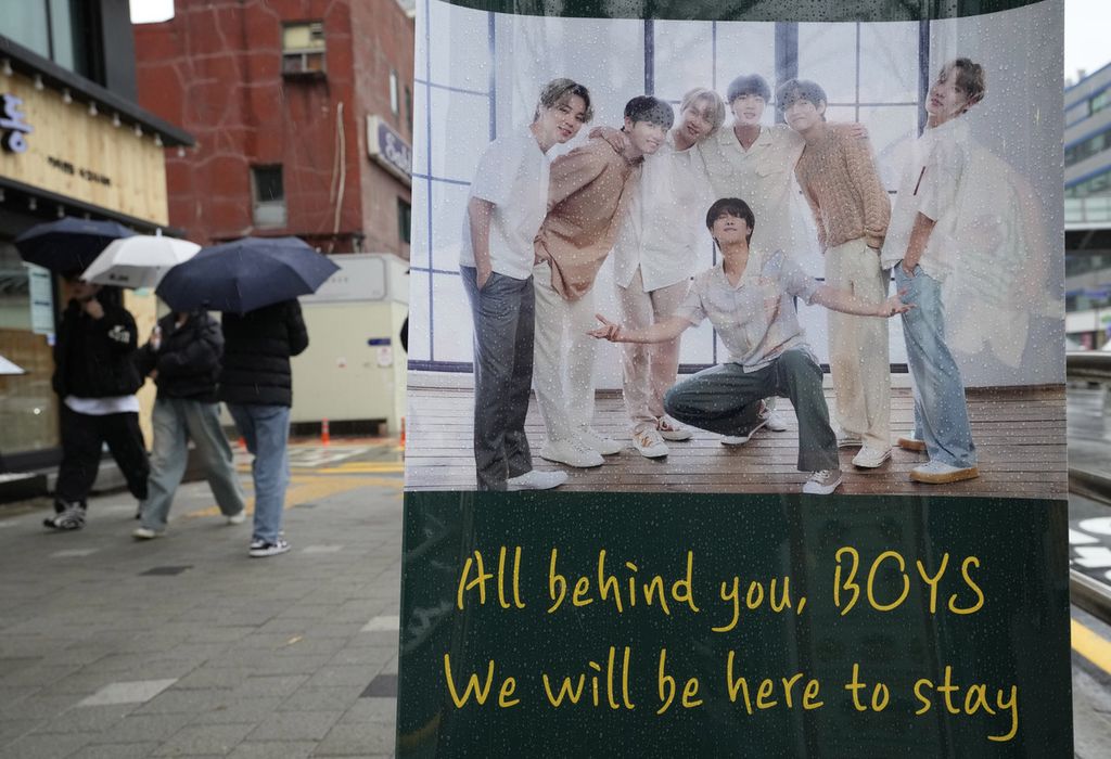 Sebuah banner dengan gambar anggota BTS terpasang di salah satu jalan di Seoul, Korea Selatan, Senin (11/12/2023). (AP Photo/Ahn Young-joon) 