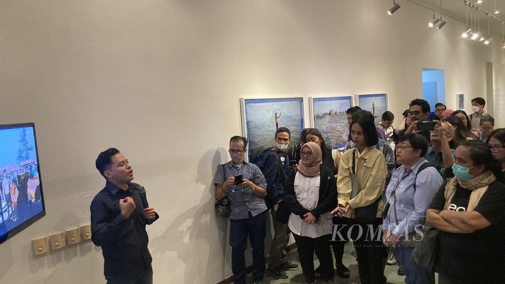 Perupa Suvi Wahyudianto (kiri) menjelaskan karyanya kepada audiens di pembukaan pameran “Setelah Pertunjukan Itu…! Pasca Perayaan: Antinomi Kematian” di Jakarta, Selasa (4/6/2024) malam. Pameran yang berlangsung pada 5-23 Juni 2024 ini adalah bagian dari seri pameran GoetheHaus Foyer yang diinisiasi Goethe-Institut Indonesien. 