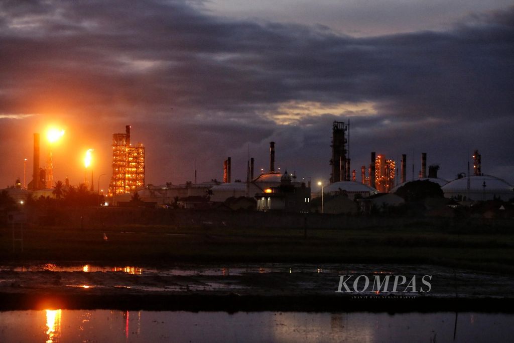 Lanskap kilang Pertamina Refinery Unit (RU) IV Cilacap yang dikelola oleh PT Kilang Pertamina Internasional (KPI) di Cilacap, Jawa Tengah, Jumat (28/10/2022). 