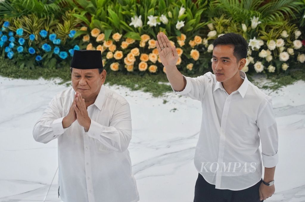 Prabowo Subianto and Gibran Rakabuming Raka bid farewell after receiving the appointment letter as the elected presidential and vice-presidential candidates from the KPU at the KPU RI building in Jakarta on Wednesday (24/4/2024).