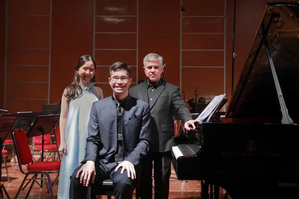 Pianis Jonathan Kuo dan Stephanie Onggowinoto menggelar konser Paris To Vienna di bawah pimpinan Direktur MUsik Jakarta Sinfonietta Iswargia R Sudarno, Sabtu (26/3/2022). 