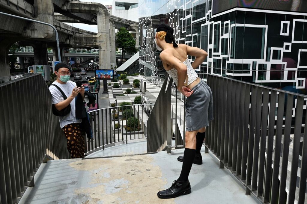 Foto yang diambil pada 15 Oktober 2021 ini menampilkan artis Thailand, Adisak Beam Jirasakkasem, memotret model <i>stand-in</i> untuk pemengaruh virtualnya yang baru diluncurkan Bangkok Naughty Boo untuk sebuah kampanye mode di pusat perbelanjaan Siam Center, Bangkok. 