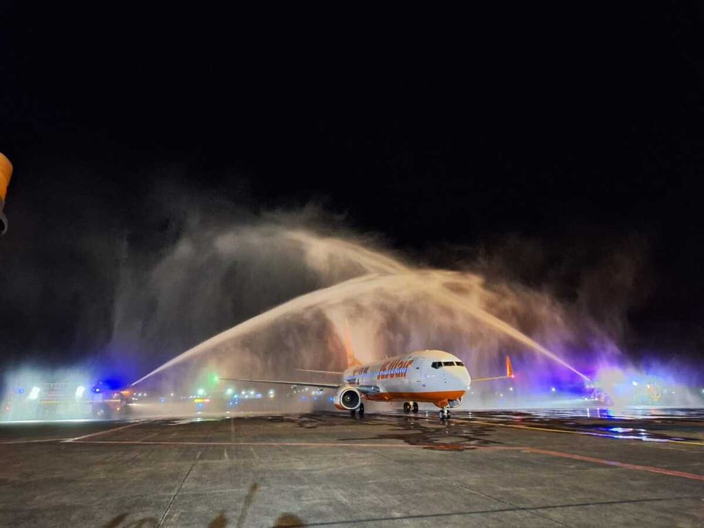 Pesawat Jeju Air dari Incheon, Korea Selatan, mendarat di Bandara Sam Ratulangi, Manado, Sulawesi Utara, Jumat (19/5/2023) dini hari. Pesawat carter itu membawa 169 penumpang yang semuanya wisatawan.