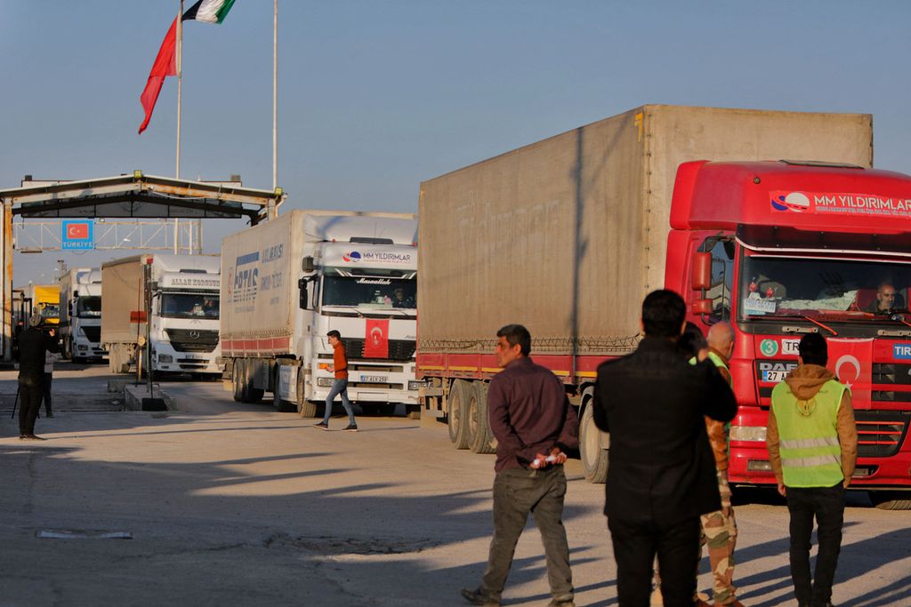 Iring-iringan truk pengangkut bantuan gempa menyeberang dari Turki ke wilayah yang dikuasai pemberontak Suriah di Bab al-Salama, 14 Februari 2023. Pos perbatasan ini ditutup untuk bantuan PBB sejak tahun 2020. 