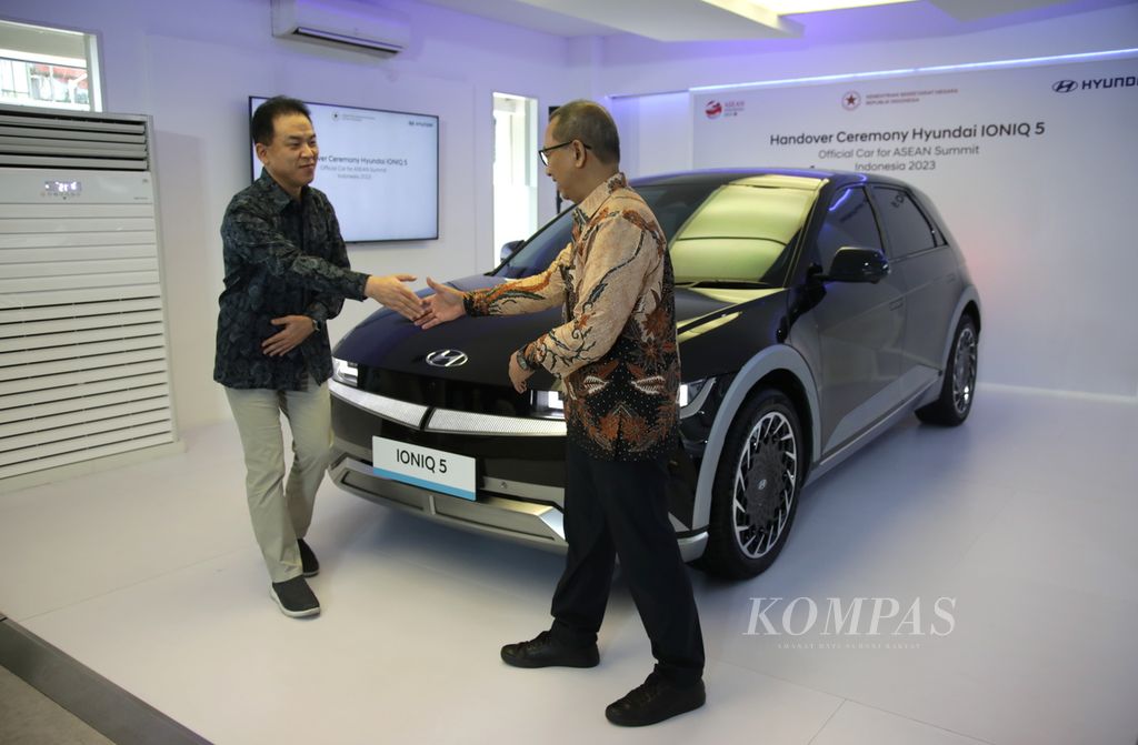 President Director PT Hyundai Motors Indonesia Woojune Cha (kiri) secara simbolis menyerahkan mobil listrik Hyundai Ioniq 5 untuk penyelenggaraan ASEAN Summit 2023 kepada Sekretaris Kementerian Sekretariat Negara Republik Indonesia Setya Utama di Jakarta, Senin (17/4/2023). Sebanyak 117 Ioniq 5 diserahkan untuk membantu kesuksesan Indonesia sebagai ASEAN Chairmanship 2023 yang akan menyelenggarakan ASEAN Summit 2023 di Labuan Bajo, NTT, pada bulan Mei mendatang. Ioniq 5 akan menjadi kendaraan resmi operasional sepanjang acara oleh jajaran menteri, protokol, keamanan, serta mobil penyelamatan. 
