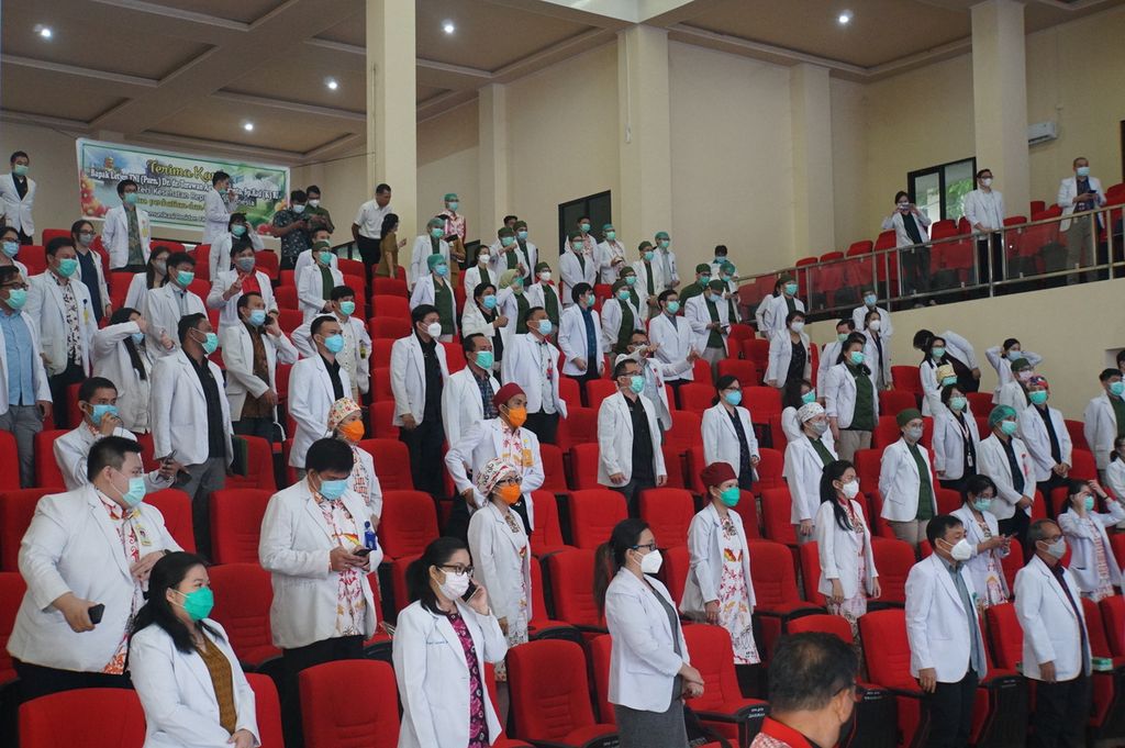 Para dokter residen yang juga mahasiswa Universitas Sam Ratulangi mendengarkan kata sambutan Menteri Kesehatan Terawan Agus Putranto di auditorium Fakultas Kedokteran Unsrat, Manado, Sulawesi Utara, Selasa (25/8/2020). 
