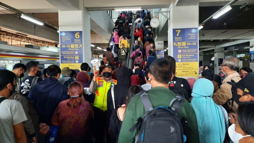 Penumpang kereta komuter dari Bekasi turun untuk berpindah peron di Stasiun Manggarai, Senin (30/5/2022). 