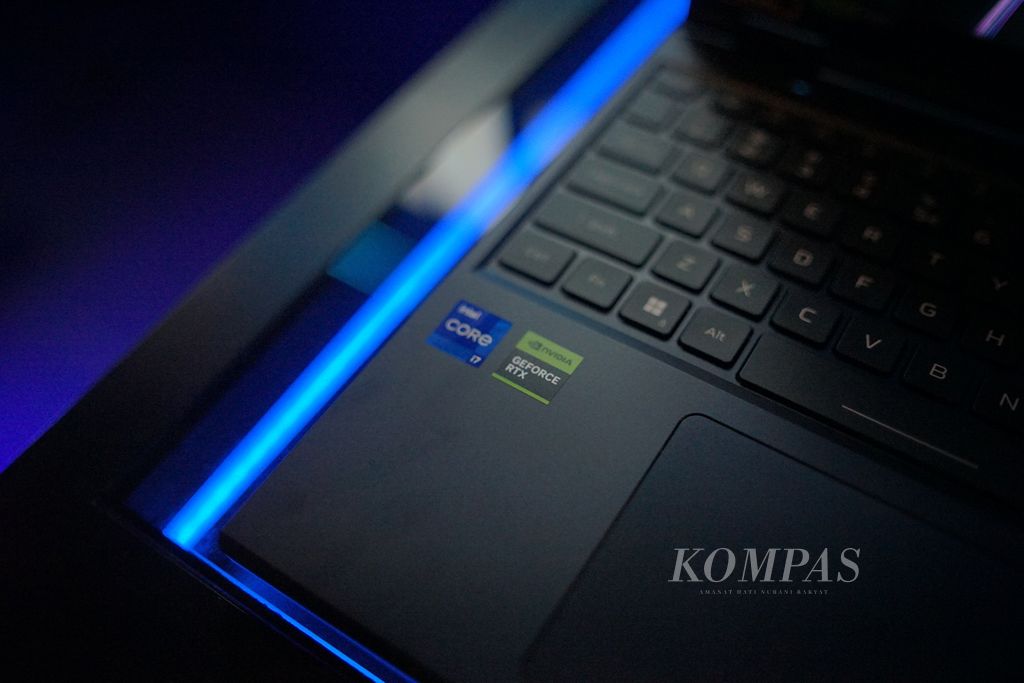 The label on the Acer Predator laptop indicates that it is powered by an Intel Core i7 CPU and Nvidia RTX GPU, as seen at the launch event of the Acer Predator Triton Neo 16 gaming laptop on Friday (3/5/2024) afternoon in Jakarta.
