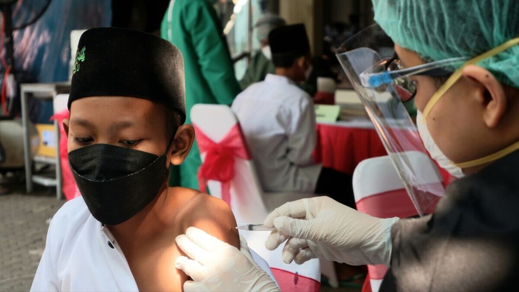 Petugas menyuntikkan vaksin kepada seorang santri Pondok Pesantren Al Ishlah, Kota Semarang, Jawa Tengah, Senin (2/8/2021). Vaksinasi santri menjadi salah satu upaya menekan penularan Covid-19 di lingkungan pondok pesantren.