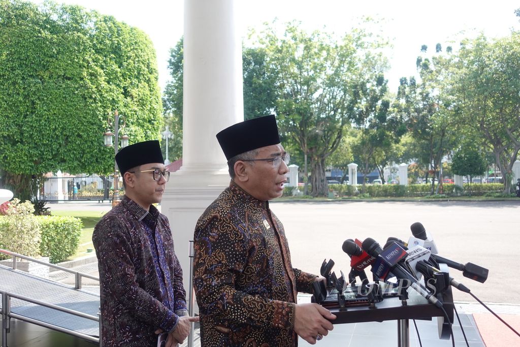 Ketua Umum Pengurus Besar Nahdlatul Ulama Yahya Cholil Staquf menjawab pertanyaan awak media di Kompleks Istana Kepresidenan, Jakarta, Jumat (9/6/2024).