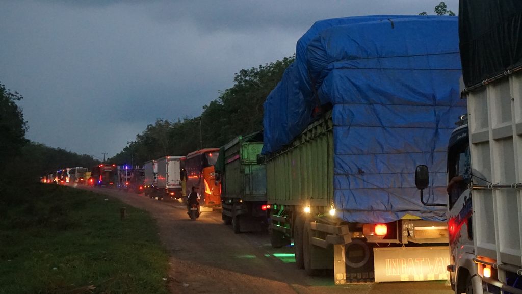 Kemacetan panjang di jalur lintas timur Sumatera Ruas Palembang-Betung, Minggu (24/4/2022). Kemacetan di jalur yang menghubungkan Palembang dengan Jambi ini disebabkan oleh meningkatnya volume kendaraan dan juga banyak pengendara yang melawan arus. Kemacetan di jalur ini terjadi sejak Sabtu (24/4) bermula dari sebuah truk tronton yang terpersok.