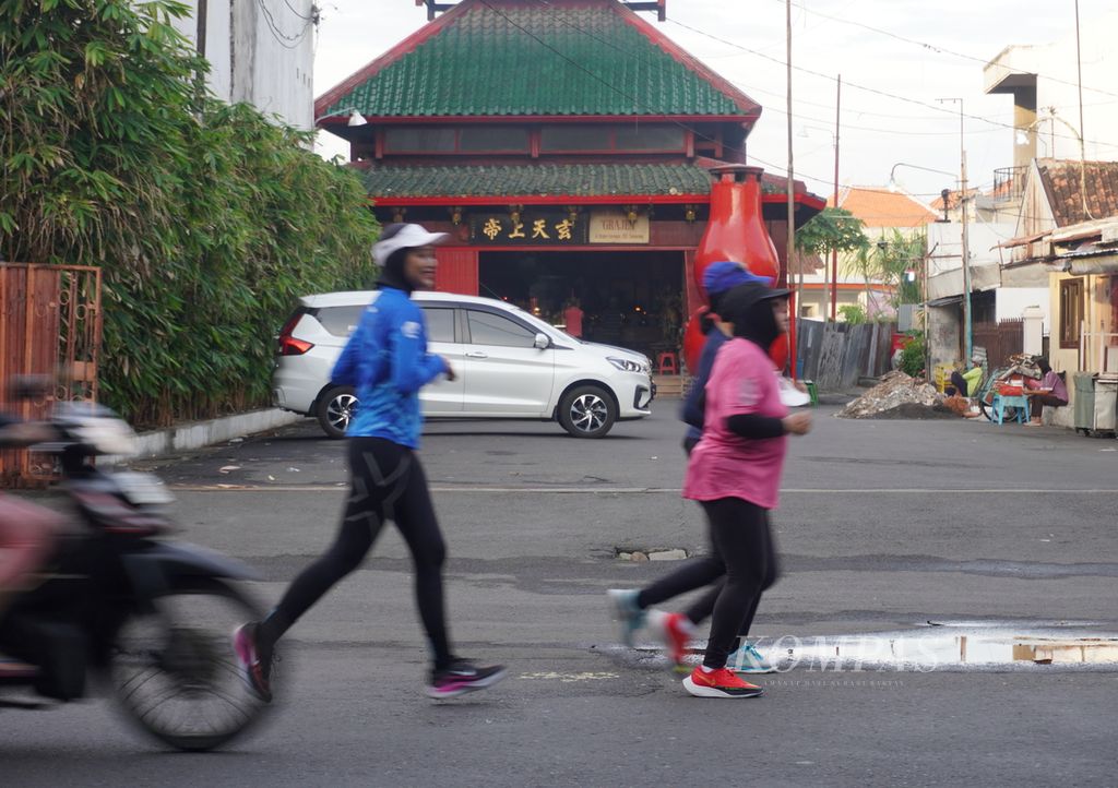 Pelari dari sejumlah komunitas lari di Kota Semarang, Jawa Tengah, menggelar latihan untuk menjajal rute lomba Semarang 10K pada Sabtu (10/12/2022). 