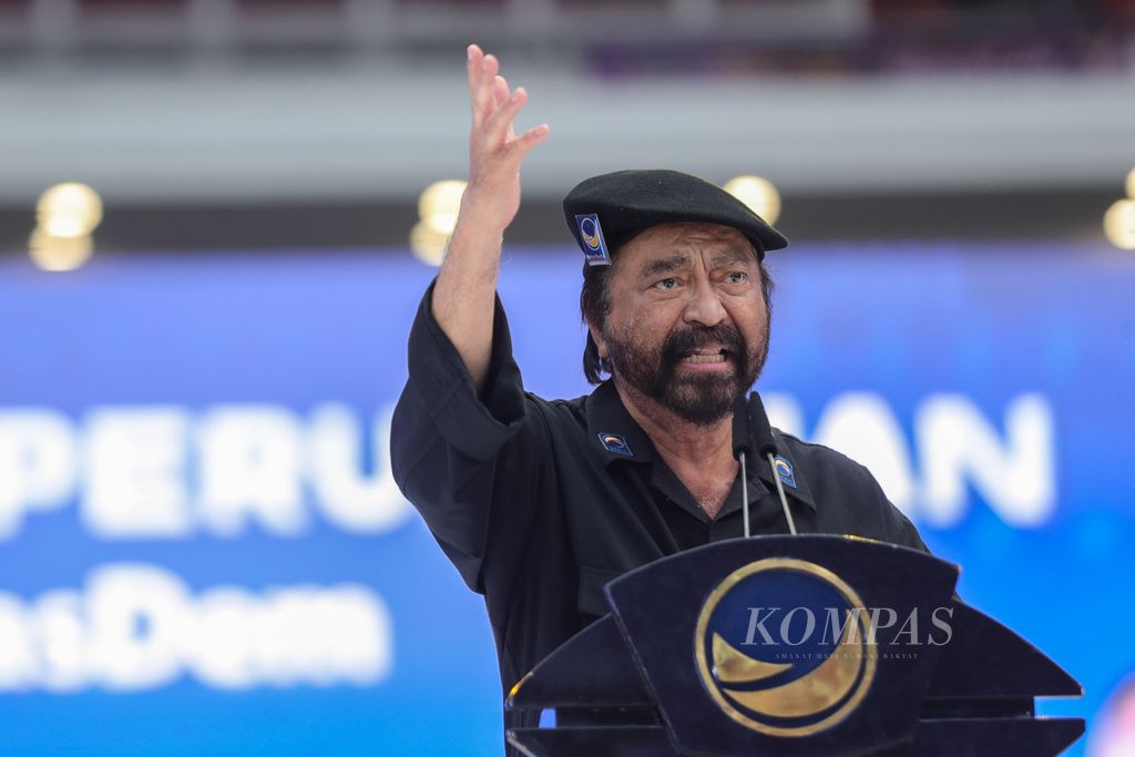 Ketua Umum Partai Nasdem Surya Paloh berorasi di depan para simpatisan dan kader Partai Nasdem di acara Apel Siaga Perubahan Nasdem di Stadion Gelora Bung Karno (GBK), Jakarta, Minggu (16/7/2023). 