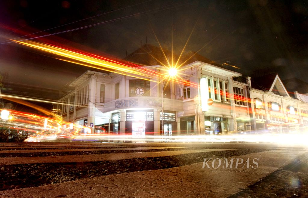 Jalan Braga, Kota Bandung, Jawa Barat, pada malam hari.
