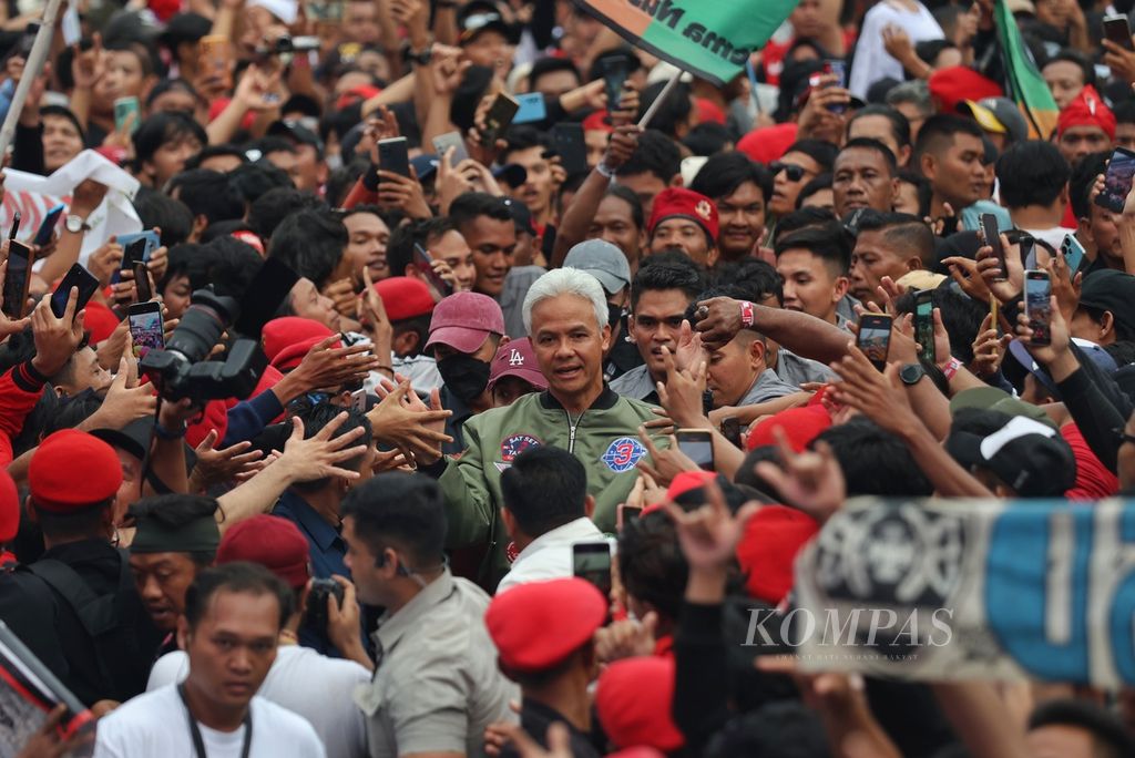 Calon presiden nomor urut 3, Ganjar Pranowo, menyapa para sukarelawan dan simpatisan di Stadion Utama Gelora Bung Karno, Jakarta, Sabtu (3/2/2024). 