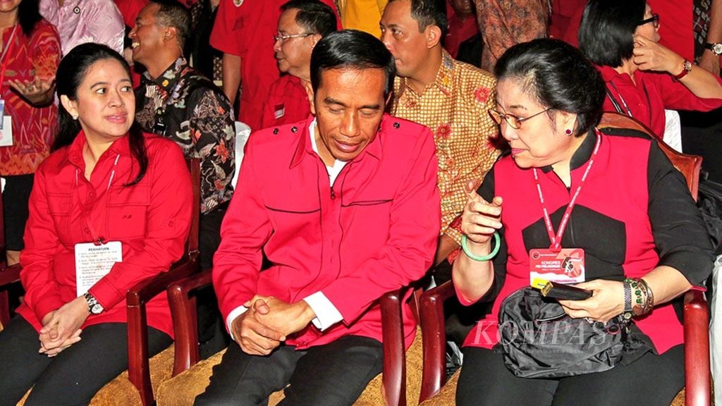 Ketua Umum PDI-P Megawati Soekarnoputri (kanan) memberikan masukan ke kader PDI-P yang juga Presiden RI Joko Widodo (tengah), disaksikan Puan Maharani (kiri), sebelum Kongres IV PDI-P, di Hotel Inna Grand Bali Beach, Bali, Kamis (9/4/2015). 
