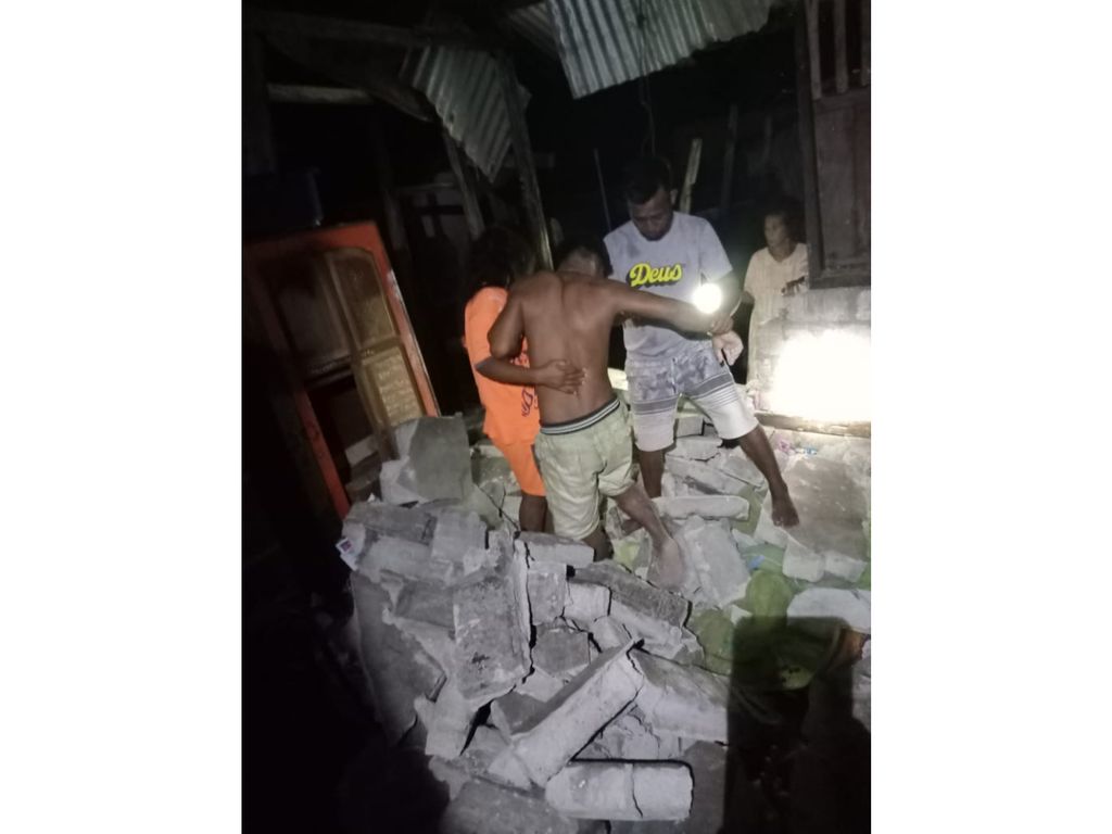 Korban yang terkena runtuhan tembok rumah akibat gempa dengan Magnitudo 7,9 di Laut Banda, Maluku, Selasa (10/1/2023). Korban itu ada di Desa Romnus, Kecamatan Wuarlabobar, Kabupaten Kepulauan Tanimbar.