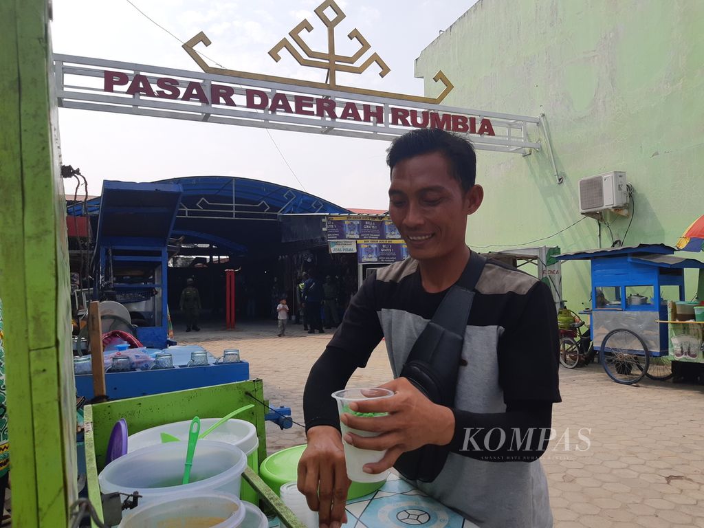 Purwanto (37), pedagang es dawet yang sehari-hari berjualan di Pasar Rumbia, Kabupaten Lampung Tengah, Lampung. 