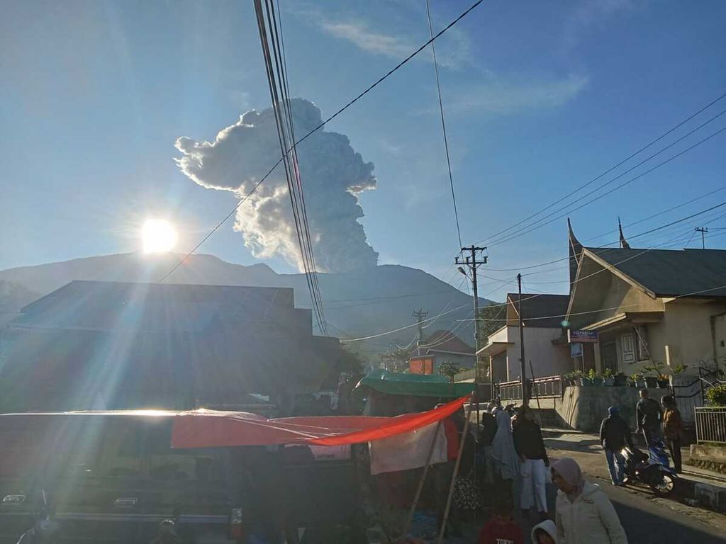 Gunung Marapi di Sumatera Barat mengeluarkan abu vulkanik dalam letusan yang terjadi pada Minggu (27/10/2024) pukul 07.00. Foto diambil dari Nagari Sungai Pua, Kecamatan Sungai Pua, Kabupaten Agam. 