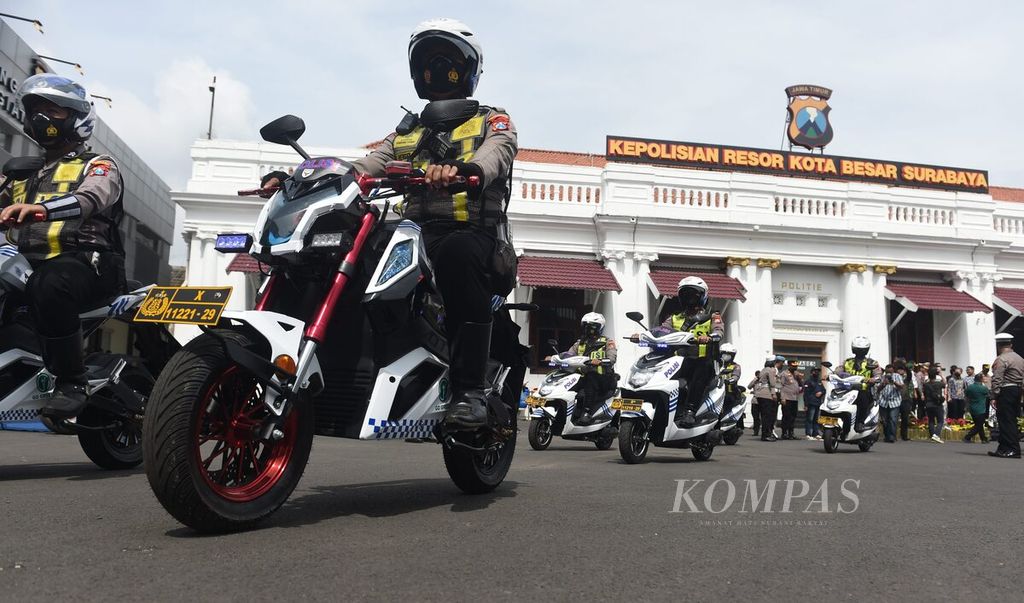 ILUSTRASI-Polisi lalu lintas dengan menaiki motor listrik yang baru diserahterimakan akan melakukan patroli di halaman Markas Kepolisian Resor Kota Besar (Polrestabes) Surabaya, Jawa Timur, Selasa (15/11/2022). 
