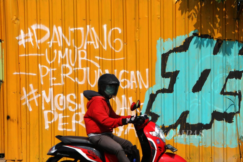 Tulisan yang mengkritik terhadap perjalanan bangsa ini yang dinilai ingkar terhadap semangat reformasi di pagar seng di Jalan Raya Serpong, Tangerang Selatan. Sabtu (4/4/2020). Tulisan ini dibuat saat marak unjuk rasa penolakan terhadap pembasan RUU bermasalah di DPR, seperti revisi UU KKP, RUU KUHP, dan RUU Pemasyarakatan pada September 2019.