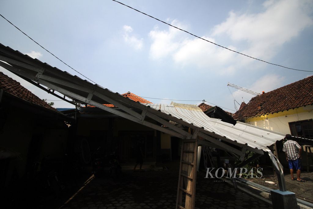 Rumah warga rusak akibat sapuan puting beliung di Desa Durungbedug, Sidoarjo, Jawa Timur, Rabu (12/10/2022). Bencana angin kencang melanda enam kecamatan di Sidoarjo, Selasa sore. Ratusan rumah warga rusak dan banyak tiang listrik patah, bahkan ambruk 