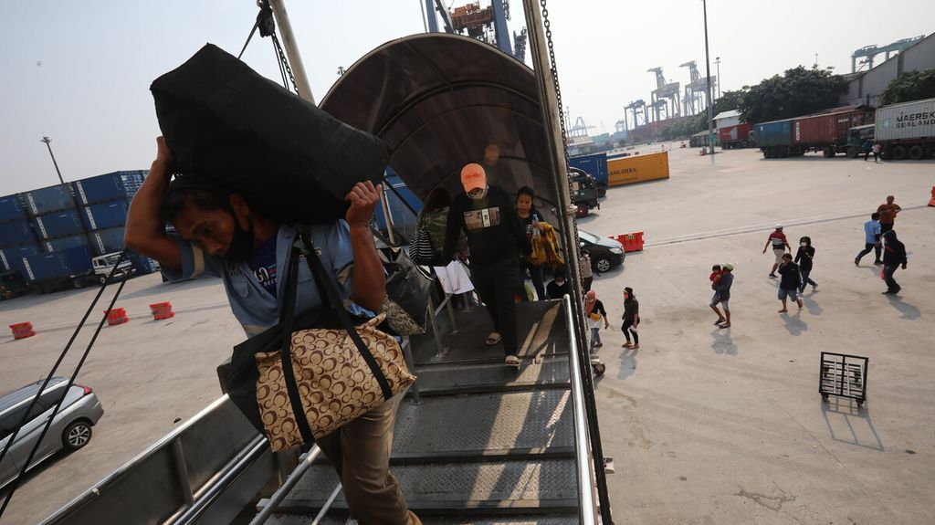 Calon penumpang menaiki tangga saat memasuki pintu Kapal Motor (KM) Doro Londa yang hendak bertolak dari Pelabuhan Tanjung Priok, Jakarta, Jumat (23/4/2021). 