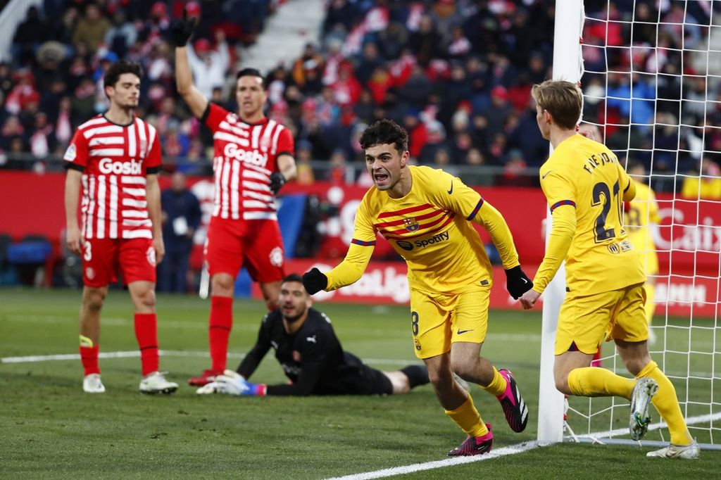 Pemain Barcelona, Pedri (kedua dari kanan), mencetak gol ke gawang Girona pada laga Liga Spanyol, Sabtu (28/1/2023), di Stadion Montilivi, Girona. Barcelona menang 1-0 pada laga itu.