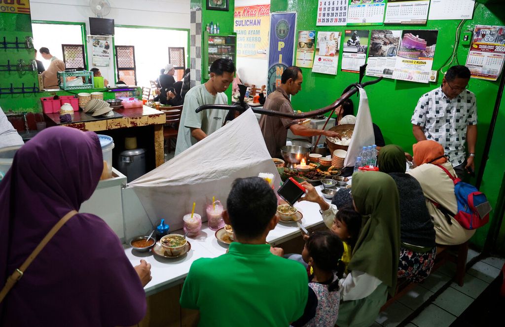 Keramaian pengunjung untuk santap siang dengan soto kudus di Taman Bojana, Kudus, Kabupaten Kudus, Jawa Tengah, Kamis (7/9/2023). Soto kudus daging kerbau menjadi salah satu ciri khas di antara aneka kuliner di wilayah Kudus. Soto dengan suwir daging kerbau berkuah soto kaya akan rasa rempah ini menjadi buruan bagi pelancong dan penikmat kuliner dari luar daerah.