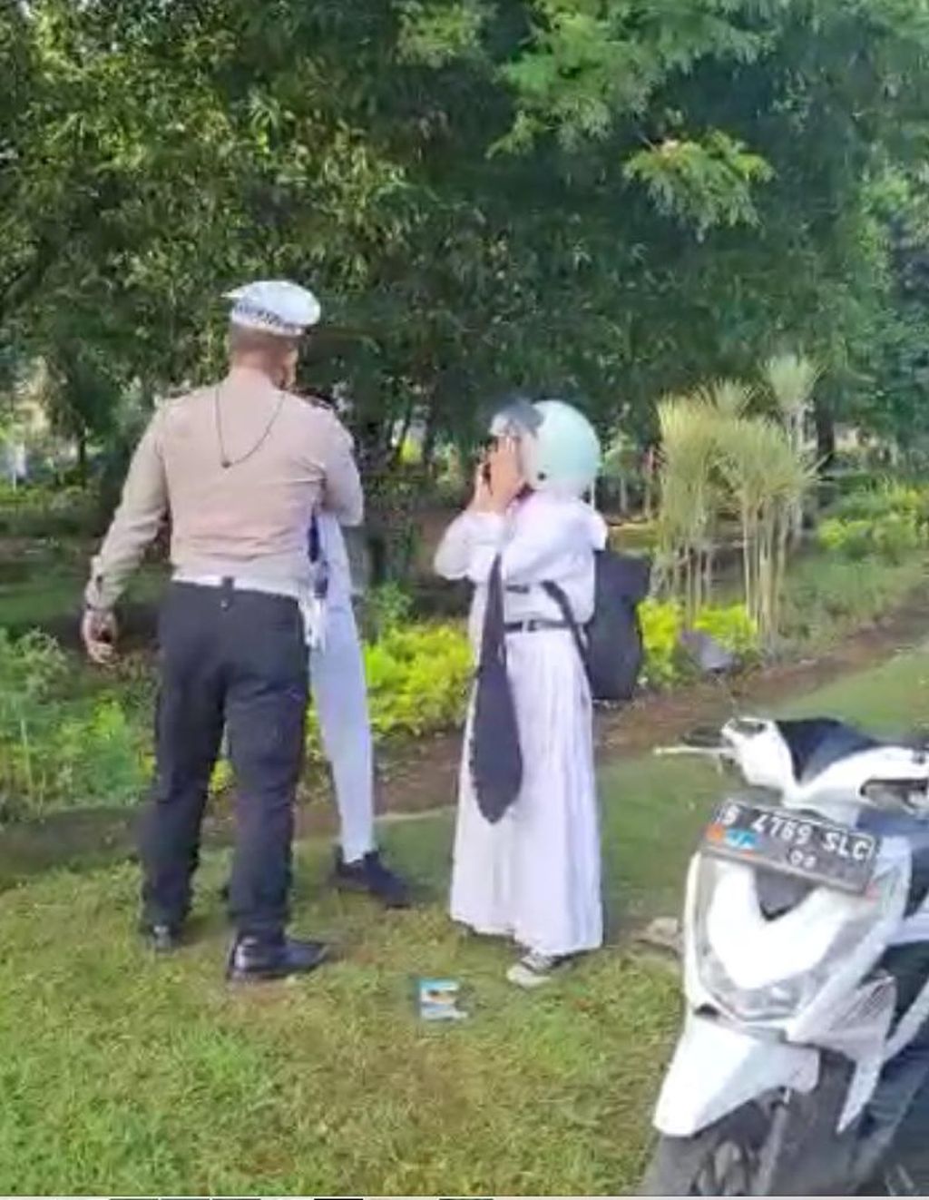 Foto tangkapan layar pelajar SMP yang memaki polisi saat ditegur karena tidak memakai helm di Sidoarjo, Jatim, Senin (21/11/2022).