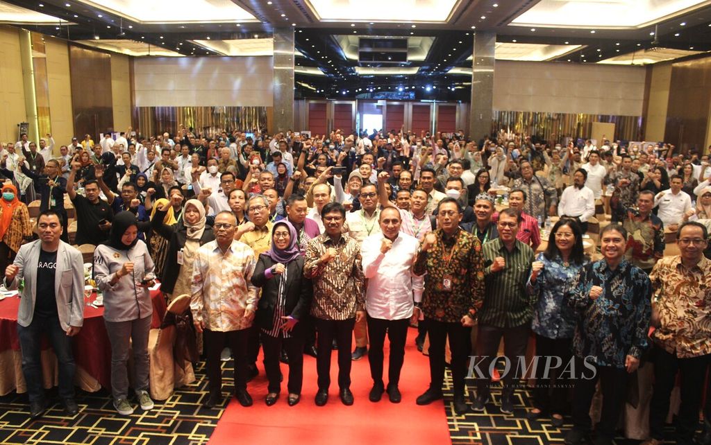 Peserta Konvensi Nasional Media Massa: Peluang di Tahun Menantang berfoto bersama dalam rangkaian kegiatan peringatan Hari Pers Nasional di Medan, Sumatera Utara, Rabu (8/2/2023).