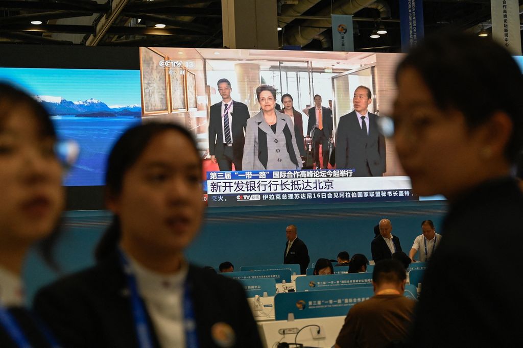 Sebuah layar di pusat media Forum Belt and Road ketiga memperlihatkan liputan berita tentang Dilma Rousseff, Ketua Bank Pembangunan Baru, yang tiba di Bandara Internasional Beijing, China, Selasa (17/10/2023). 