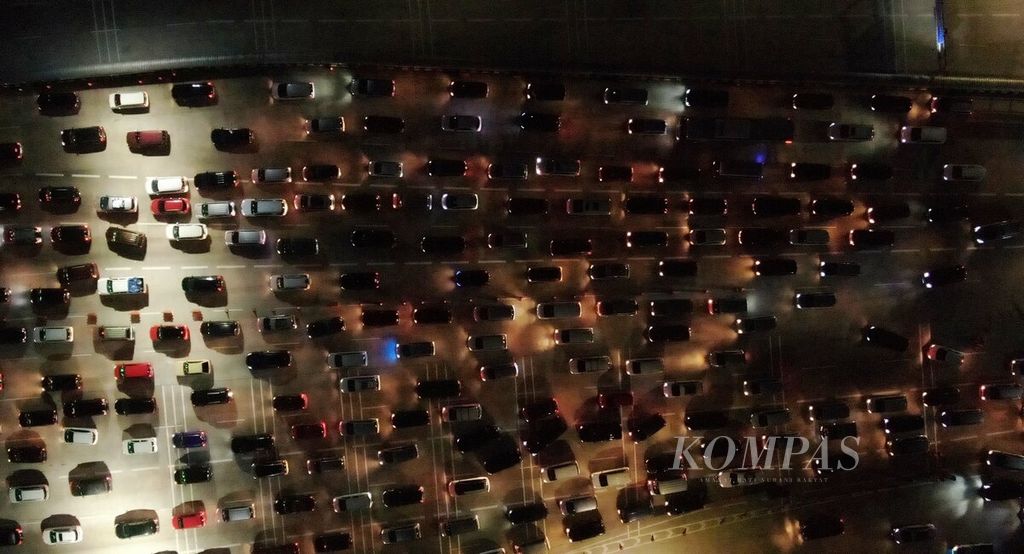 Kendaraan memadati Tol Jakarta Cikampek di Gerbang Tol Cikampek Utama, Karawang, Jawa Barat, Jumat (6/5/2022). 