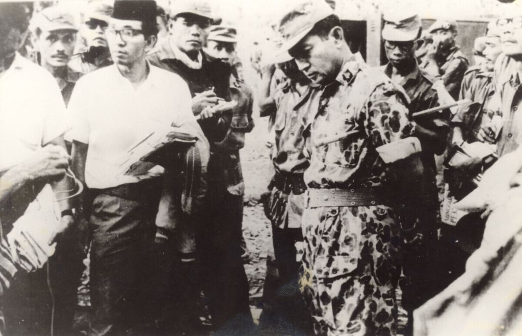 Soeharto ketika berpangkat mayor jenderal selaku Panglima Kostrad menyaksikan operasi pengambilan jenazah para Pahlawan Revolusi dari sebuah sumur tua di Lubang Buaya pada tanggal 4 Oktober 1965. Ipphos 04-10-1965