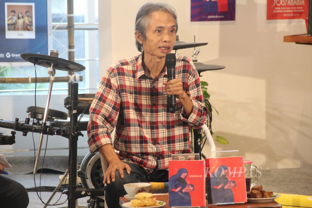 Penyair Joko Pinurbo berbicara dalam peluncuran buku kumpulan puisinya yang berjudul <i>Epigram 60</i>, Senin (16/5/2022), di Toko Buku Gramedia Sudirman, Yogyakarta. <i>Epigram 60</i> berisi 60 epigram atau puisi pendek karya Joko Pinurbo. 