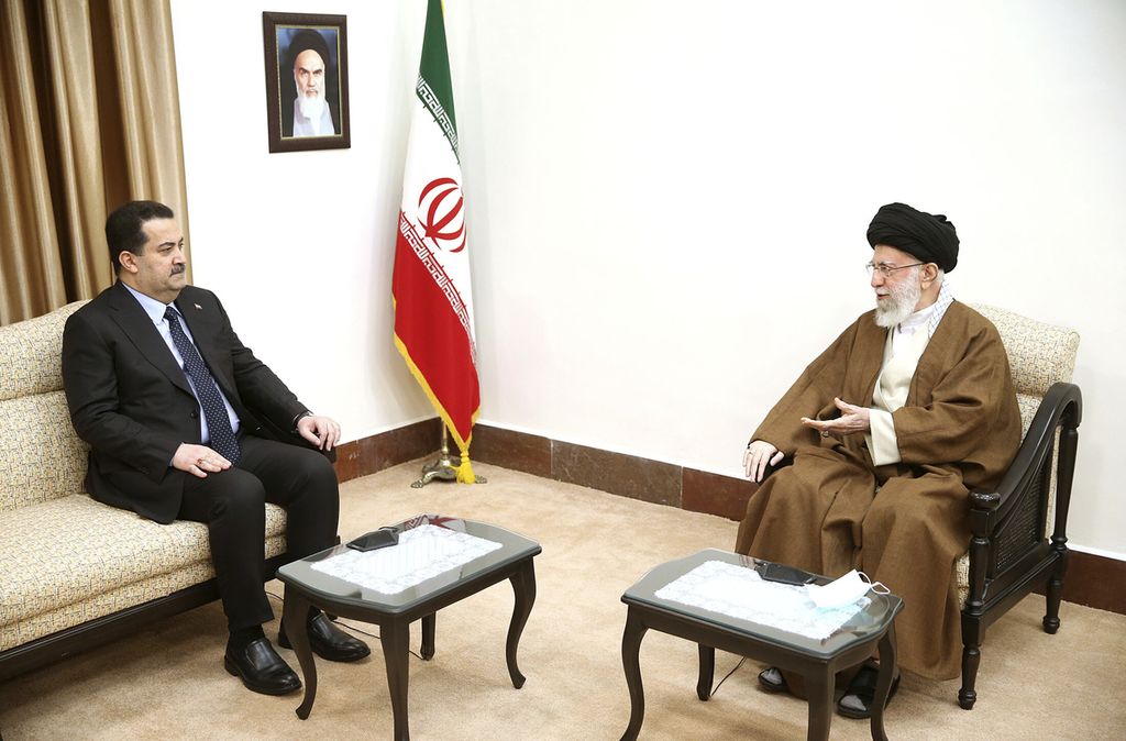 Foto tertanggal 20 November 2022 memperlihatkan Perdana Menteri Irak Mohammad Shia al-Sudani (kiri) berbincang dengan Pemimpin Tertinggi Iran Ayatollah Ali Khamenei di Teheran, Iran. 