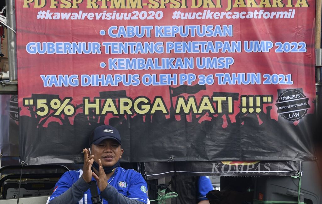 Kelompok buruh yang mewakili Serikat Pekerja Rokok, Tembakau, Makanan, dan Minuman (SP-RTMM) berunjuk rasa di depan Balai Kota DKI Jakarta, Selasa (30/11/2021). Mereka memprotes penetapan upah minimum provinsi (UMP) DKI Jakarta 2022 yang dianggap terlalu rendah. 