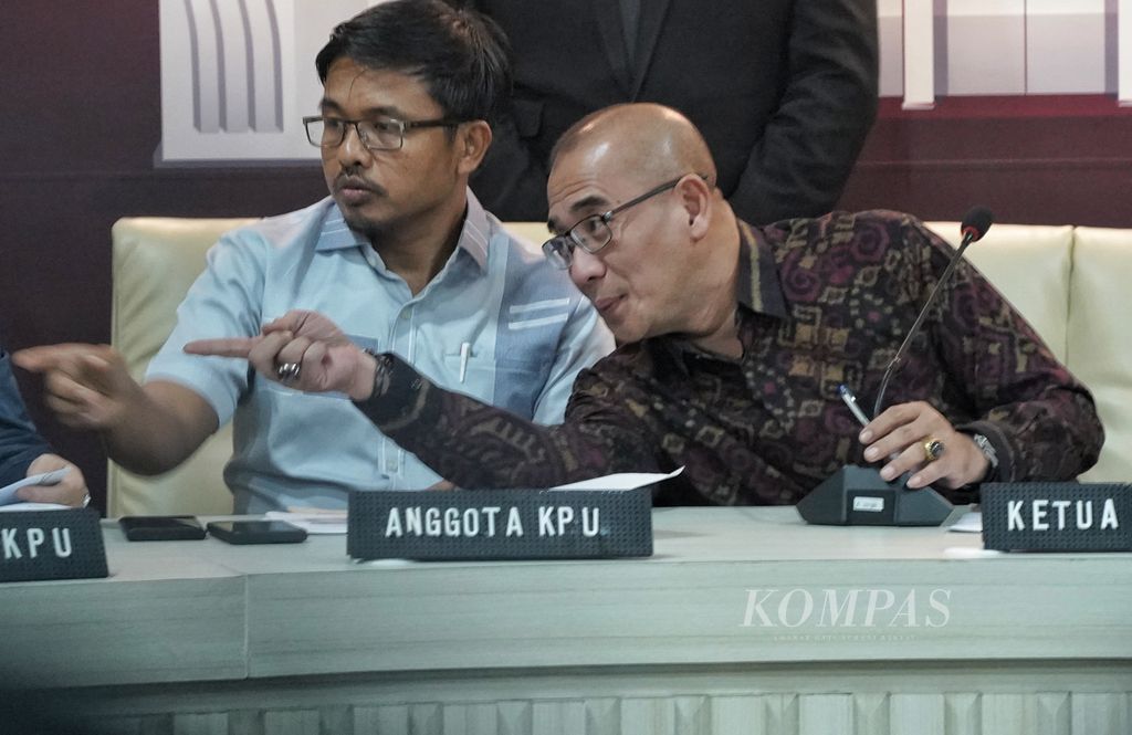 Ketua Komisi Pemilihan Umum (KPU) Hasyim Asyari (kanan) dan salah satu anggota KPU, Idham Holik (kiri), berbincang sejenak di sela-sela menyampaikan Pengumuman Penetapan Pasangan Calon Presiden dan Calon Wakil Presiden Pemilu 2024 di Ruang Konferensi Pers KPU, Jakarta, Senin (13/11/2023). 