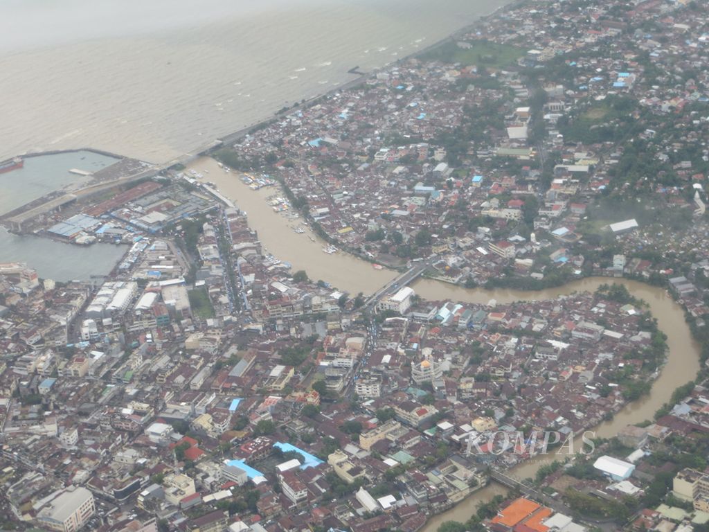Wajah sebagian Kota Manado dari udara kini berkembang menjadi salah satu kota tujuan MICE di Indonesia.