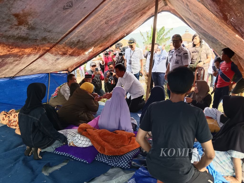 Penjabat Gubernur Jawa Barat Bey Machmudin mengunjungi  warga yang mengungsi di Desa Cibereum, Kecamatan Kertasari, Kabupaten Bandung, Jawa Barat, pasca-gempa bumi tektonik berkekuatan 5,0 pada Rabu (18/9/2024) pukul 09.41 WIB. Sebanyak 30 warga di Kertasari mengalami luka ringan hingga berat karena tertimpa reruntuhan bangunan.