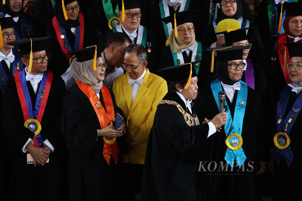 Para guru besar, alumni, dan warga Universitas Indonesia (UI) menyampaikan deklarasi kebangsaan terkait kondisi terkini menjelang Pemilu 2024 di Kampus UI, Depok, Jawa Barat, Jumat (2/2/2024).